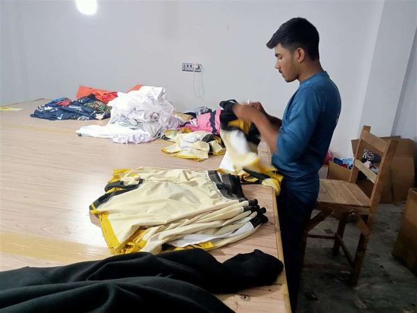 Order sorting before worldwide dispatch